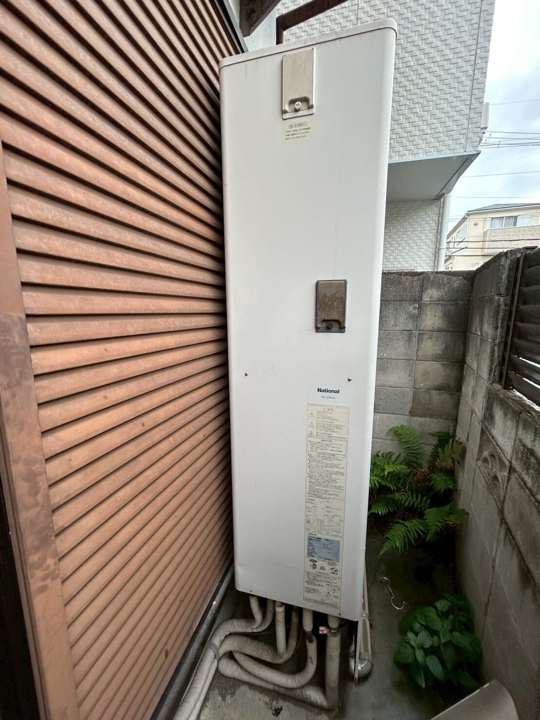 大阪府にてエコキュートの交換工事をおこないました。