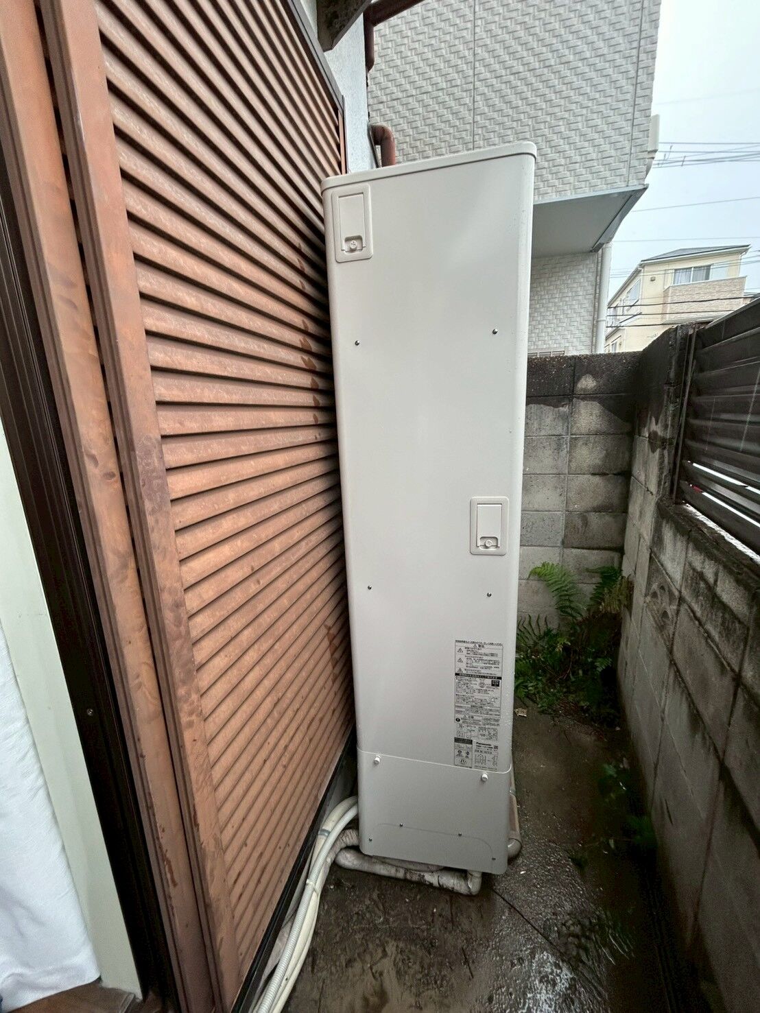大阪府にてエコキュートの交換工事をおこないました。